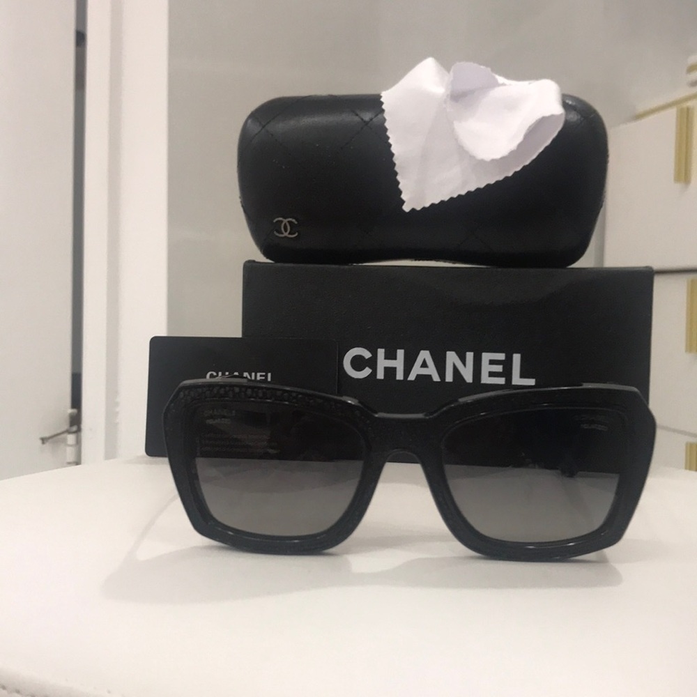 Fabulous Chanel polarized shades! Black and gold perfection!